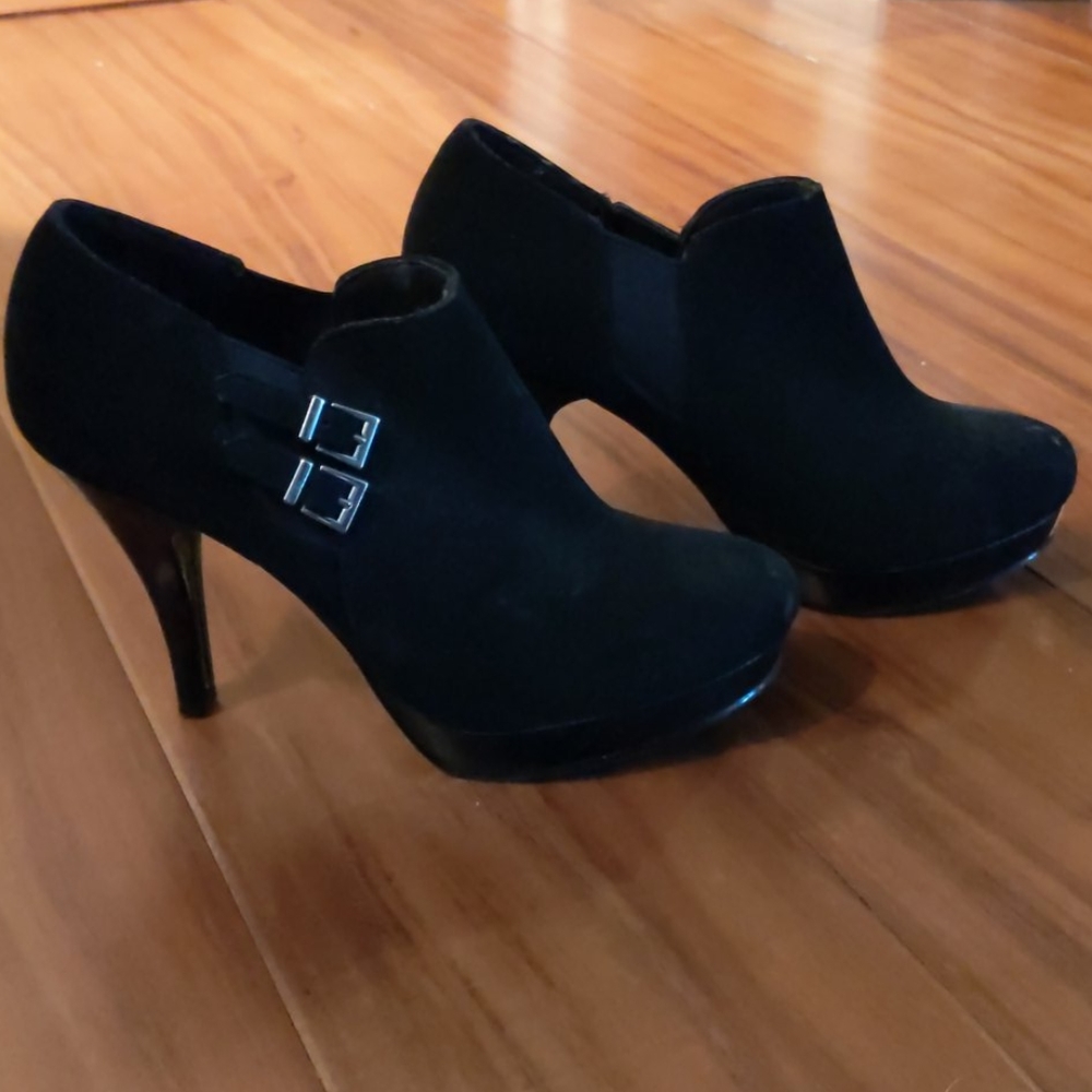 Fioni black platform pumps